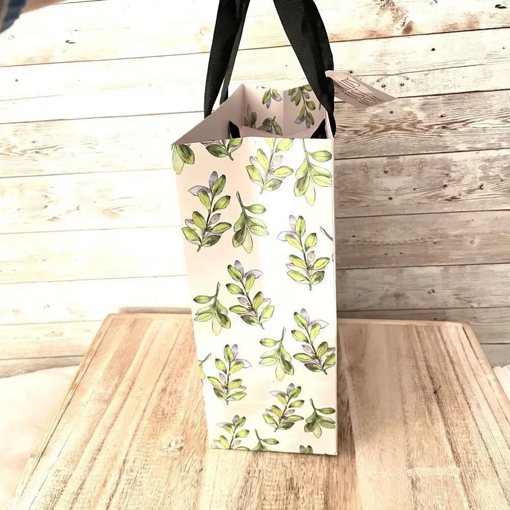 NWT Rae Dunn White World’s best Mom gift bag with leaves & hanging to:/from card